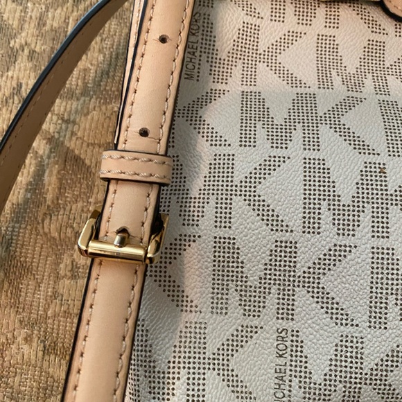 Michael Kors Vanilla Large Hamilton Crossbody Bag - Picture 4 of 14